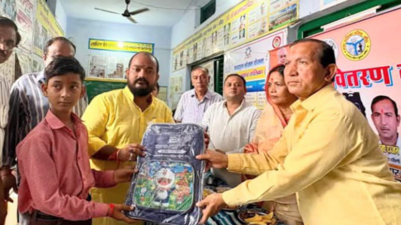 अध्यक्ष मालती ने बच्चों को 'बैग वितरण' कर जीता 'दिल': राजनीति से ऊपर दिखा मानवीय चेहरा