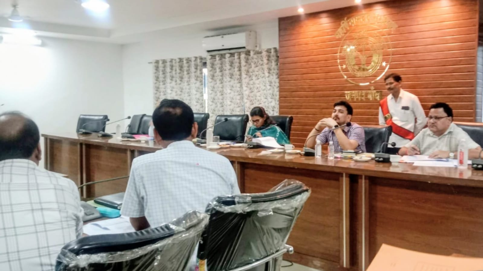 डीएम जे. रीभा का अफसरों को अल्टीमेटम: चकबंदी कार्यों में 'सुस्ती' हुई तो होगी 'कड़ी कार्रवाई'