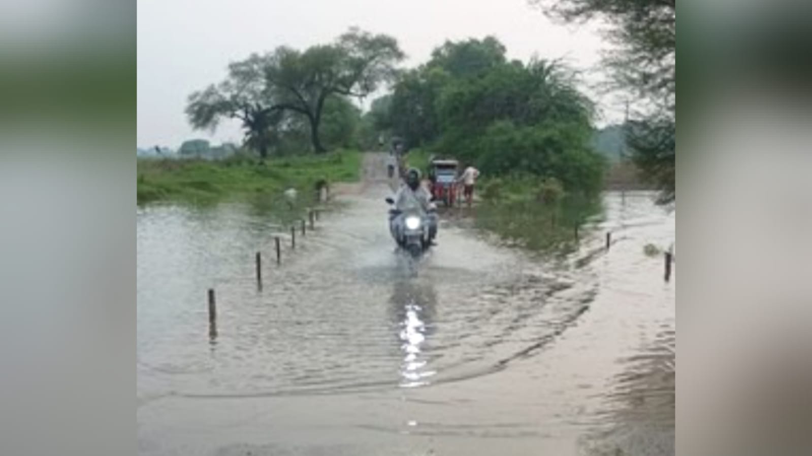 बारिश ने मचाई तबाही: चंद्रावल और केन उफान पर, गांवों में दहशत, प्रशासन गायब !