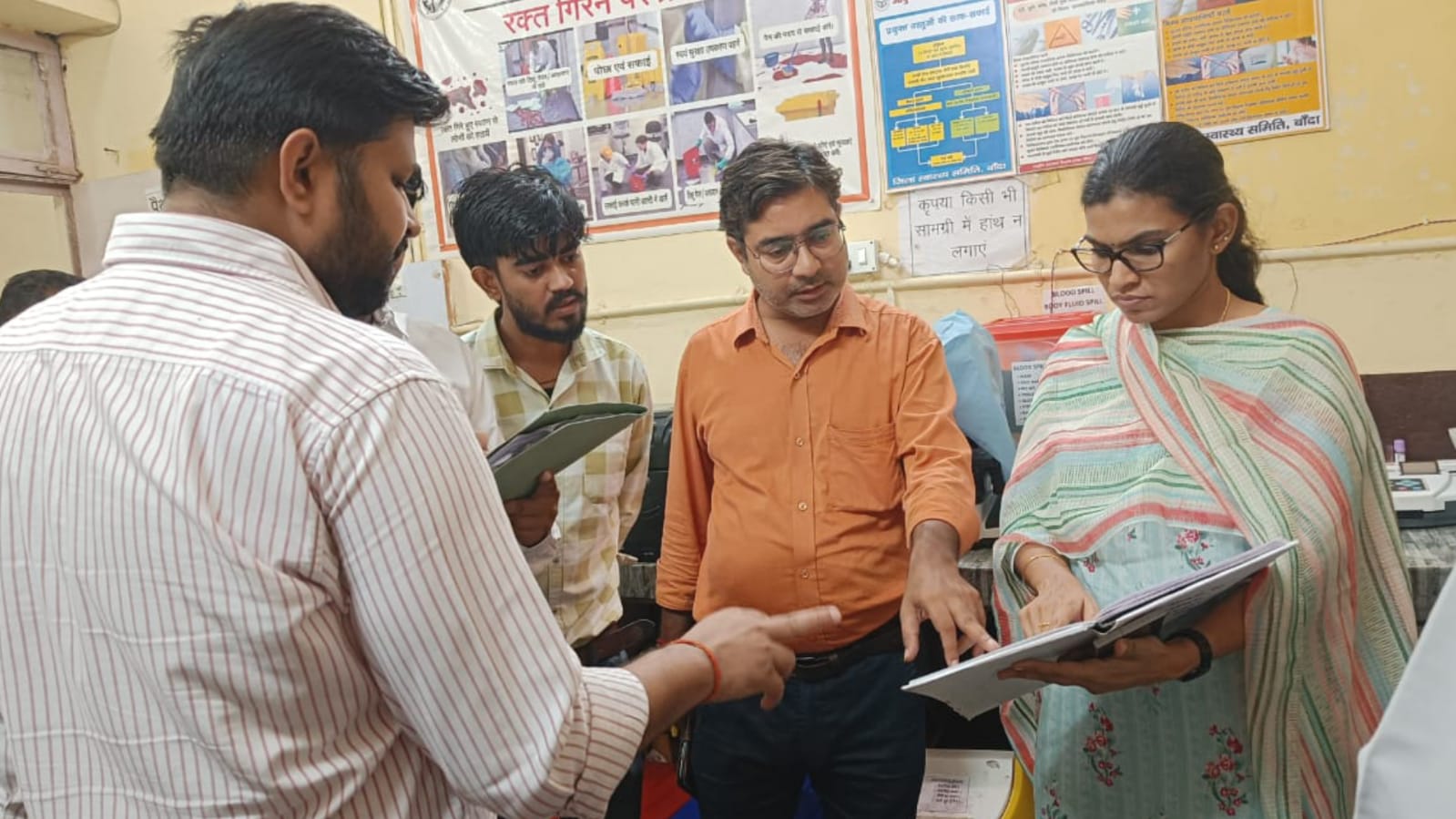 डीएम के छापे में 'स्वास्थ्य तंत्र' की खुली कलई: नर्सों पर गिरी गाज, कहा- लापरवाही नहीं बर्दाश्त