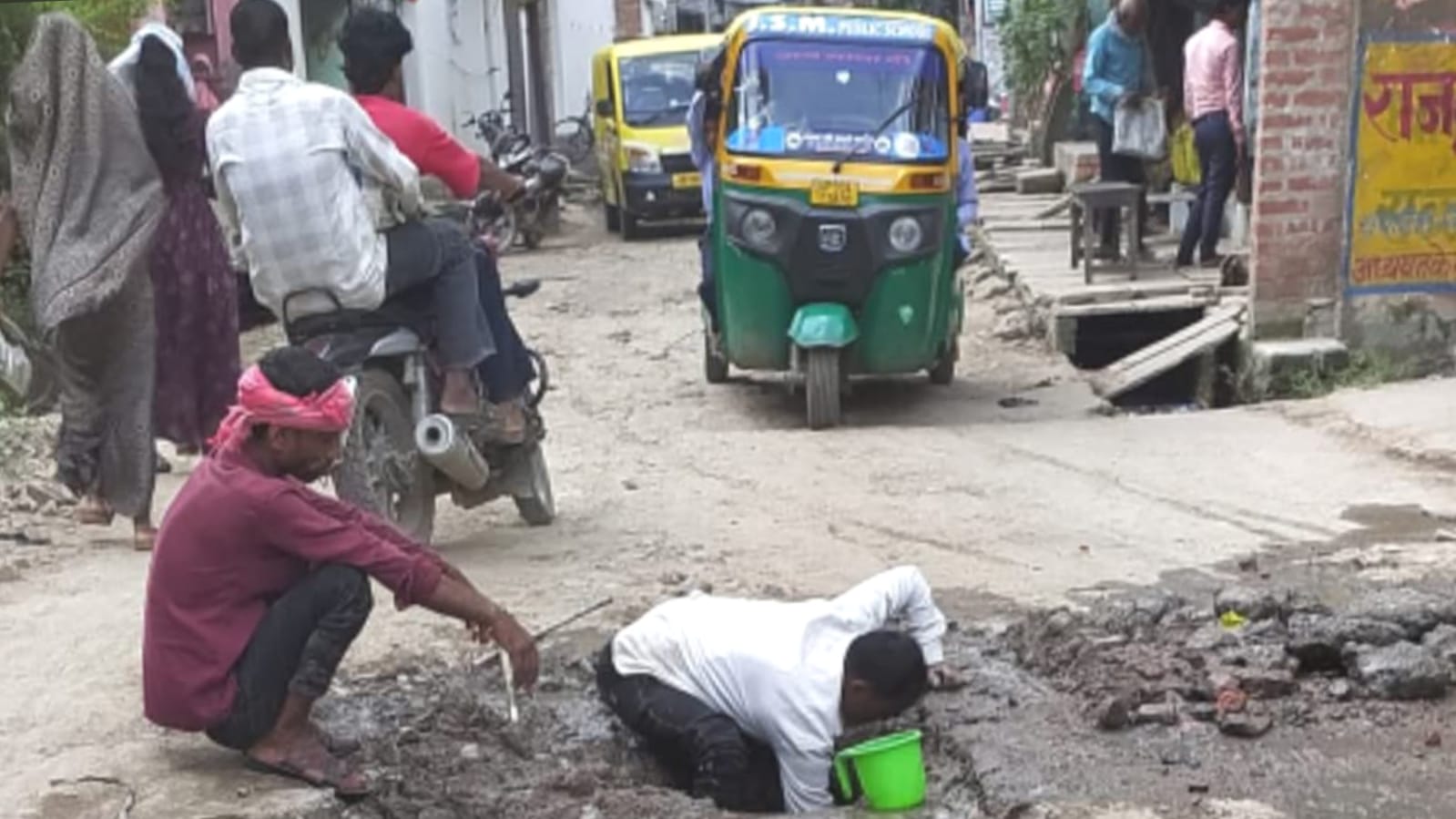 माननीय मौन, जनता त्राहिमाम: सड़कें बनी मौत का जाल, नेता आराम कुर्सी पर