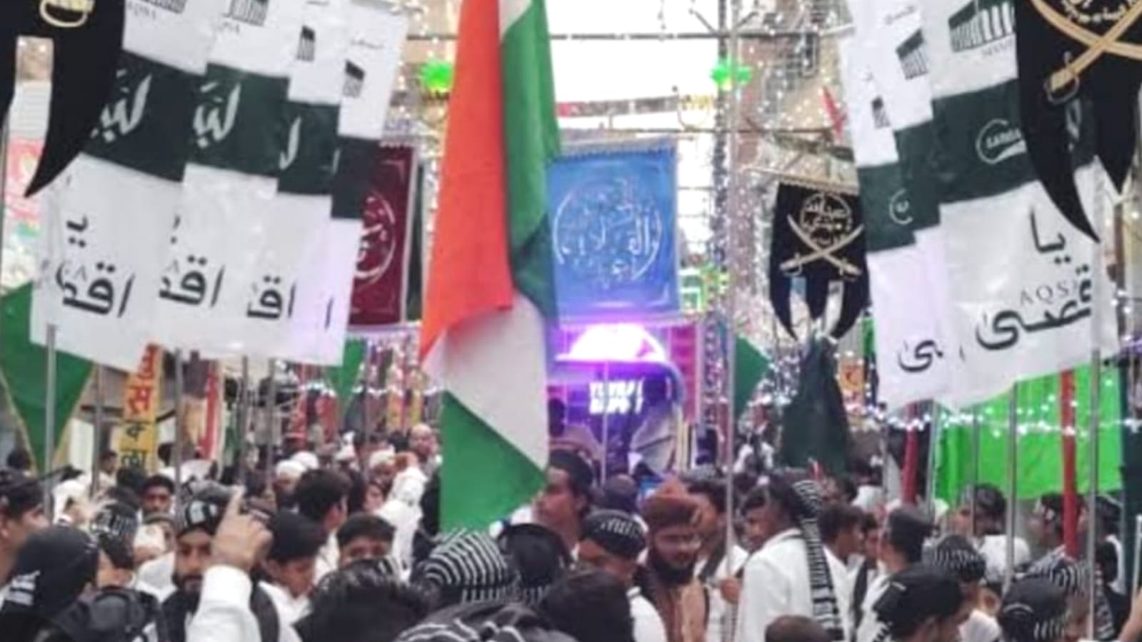 गंगा-जमुनी तहज़ीब की 'मिसाल' बना बांदा: ईद मीलादुन्नबी जुलूस में दिखा ऐतिहासिक नज़ारा