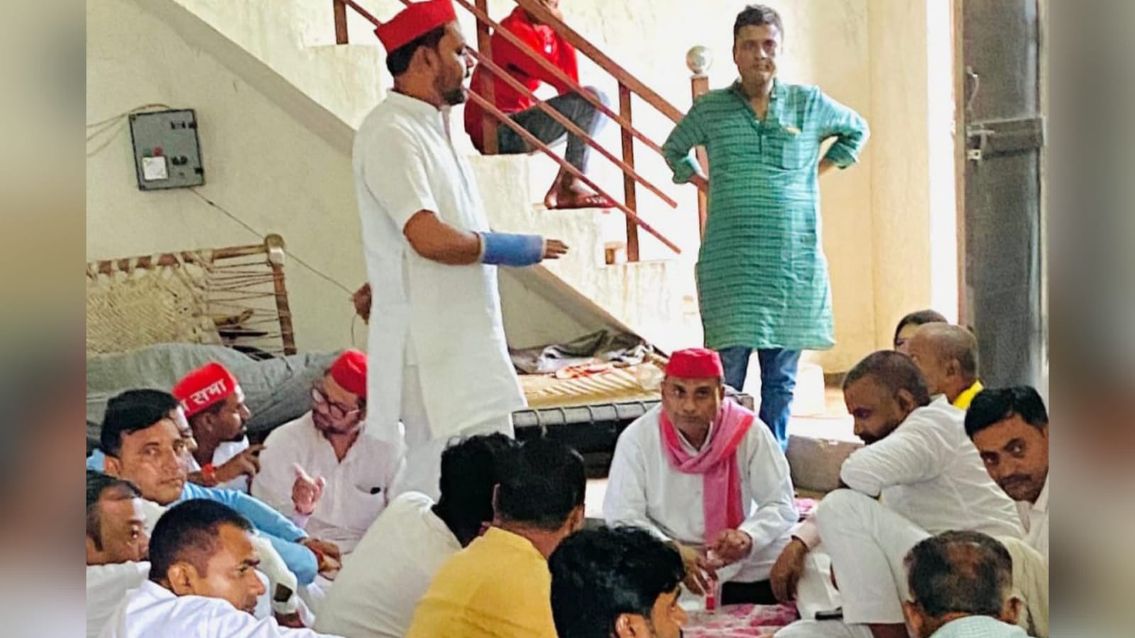सपा की बैठक में विस्फोट: जिलाध्यक्ष बनाम राष्ट्रीय सचिव की 'जंग' से बवाल, गुटबाज़ी ने खोला राज़ 