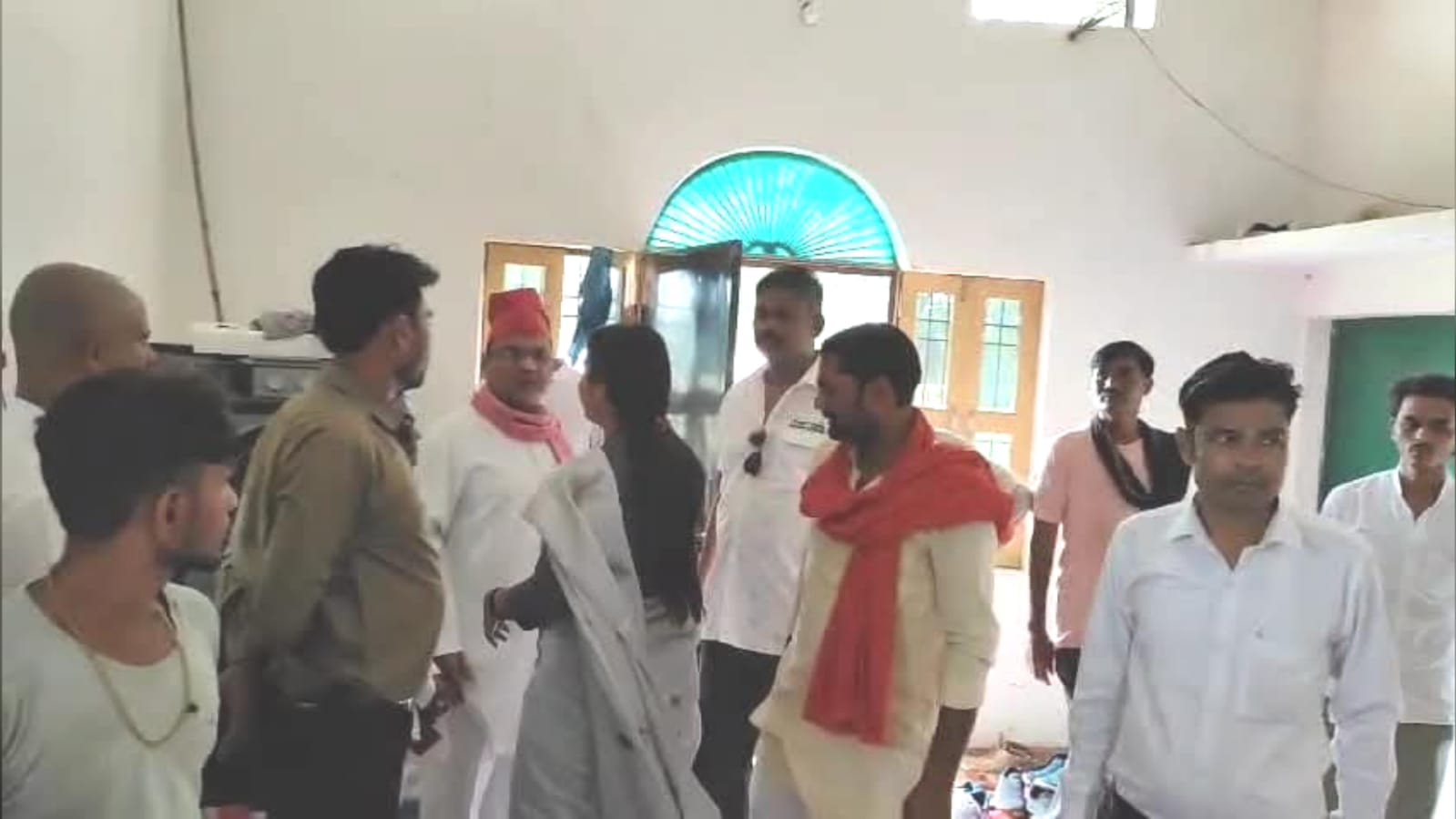सपा की बैठक में विस्फोट: जिलाध्यक्ष बनाम राष्ट्रीय सचिव की 'जंग' से बवाल, गुटबाज़ी ने खोला राज़ 