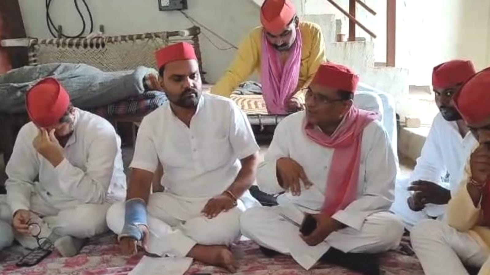 सपा की बैठक में विस्फोट: जिलाध्यक्ष बनाम राष्ट्रीय सचिव की 'जंग' से बवाल, गुटबाज़ी ने खोला राज़ 