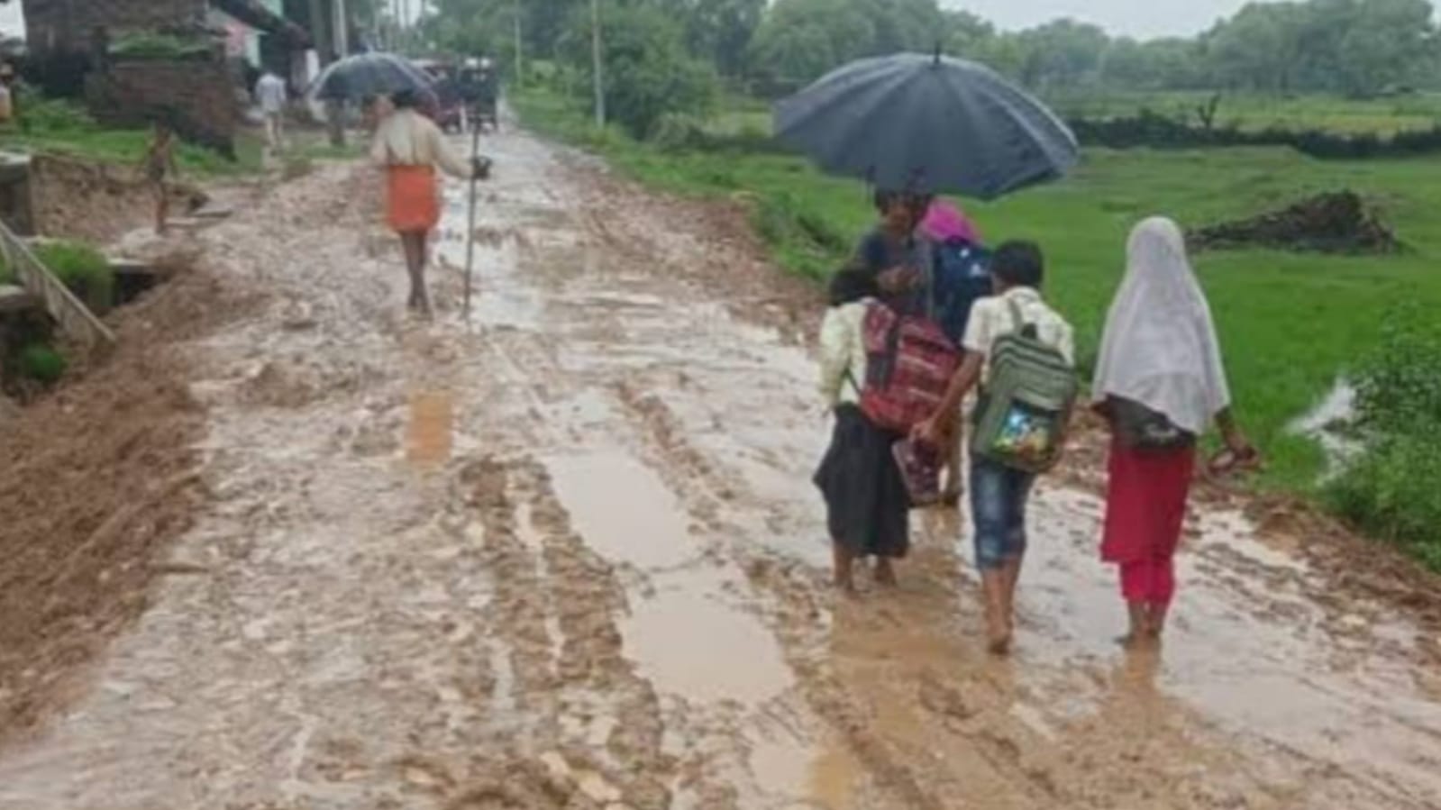पचास करोड़ की सड़कें बनी मौत का जाल: ठेकेदार और अफसरों के 'भ्रष्टाचार' ने निगला 'विकास'
