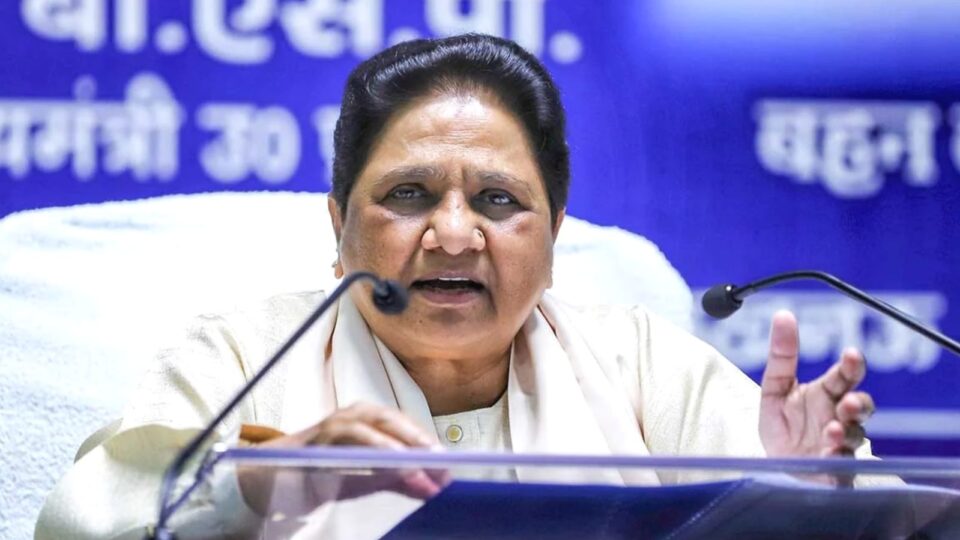 मायावती की 'साधु-संतों' को चेतावनी: संविधान निर्माता की महानता पर सवाल बर्दाश्त नहीं