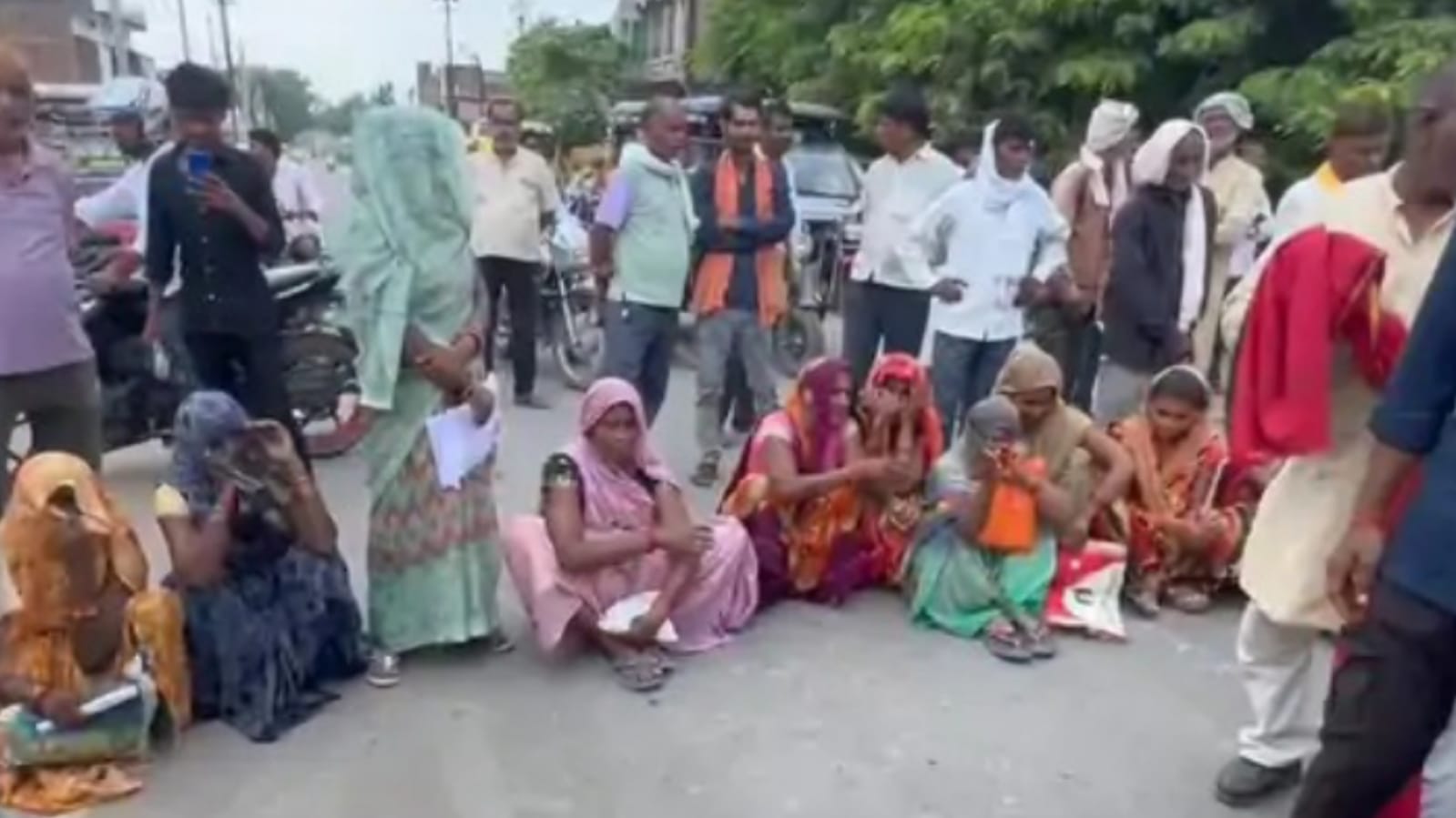 खाद संकट पर किसानों का सड़क पर फूटा गुस्सा : बोले अब तो 'आंदोलन' ही सहारा
