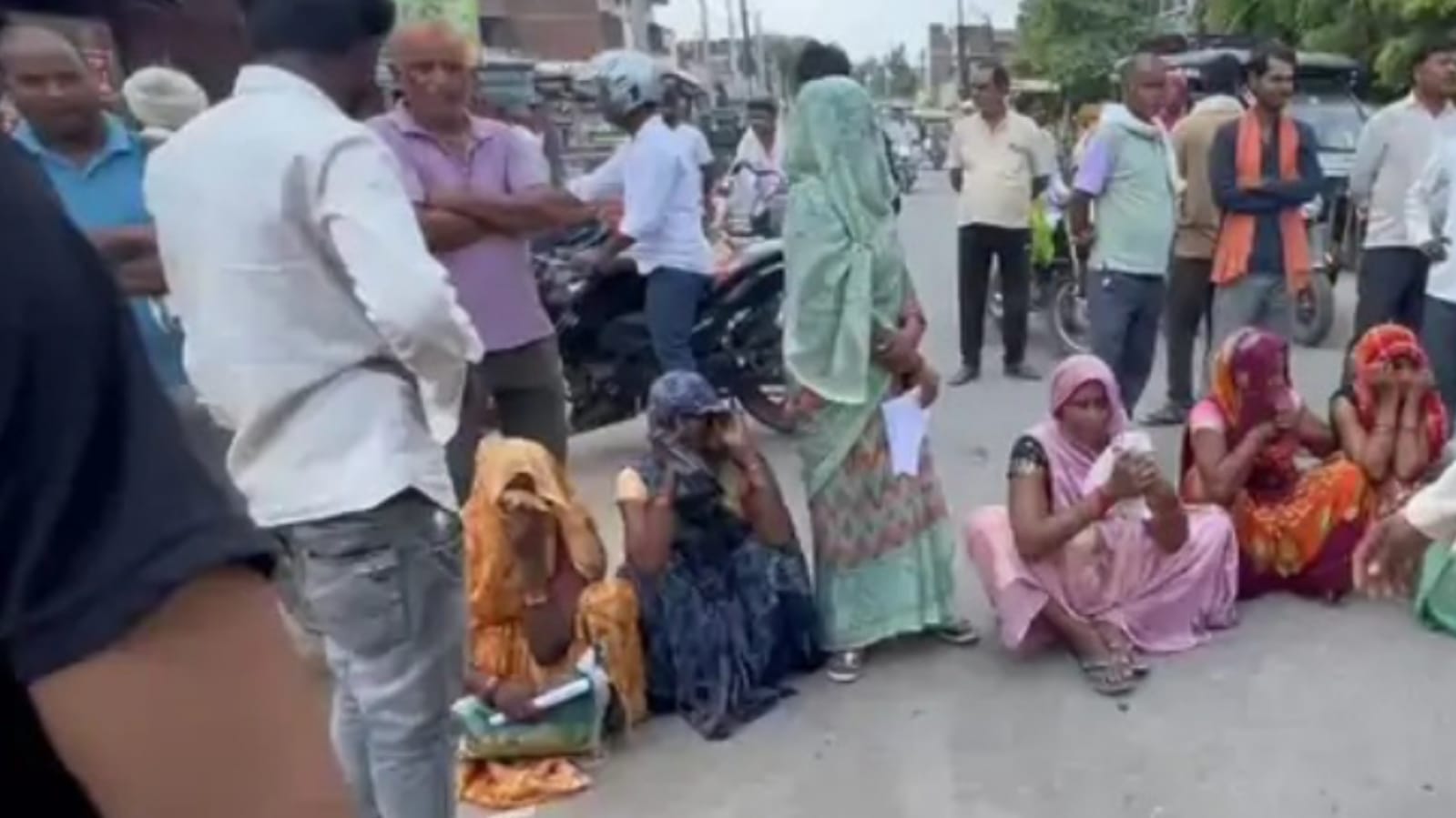 खाद संकट पर किसानों का सड़क पर फूटा गुस्सा : बोले अब तो 'आंदोलन' ही सहारा