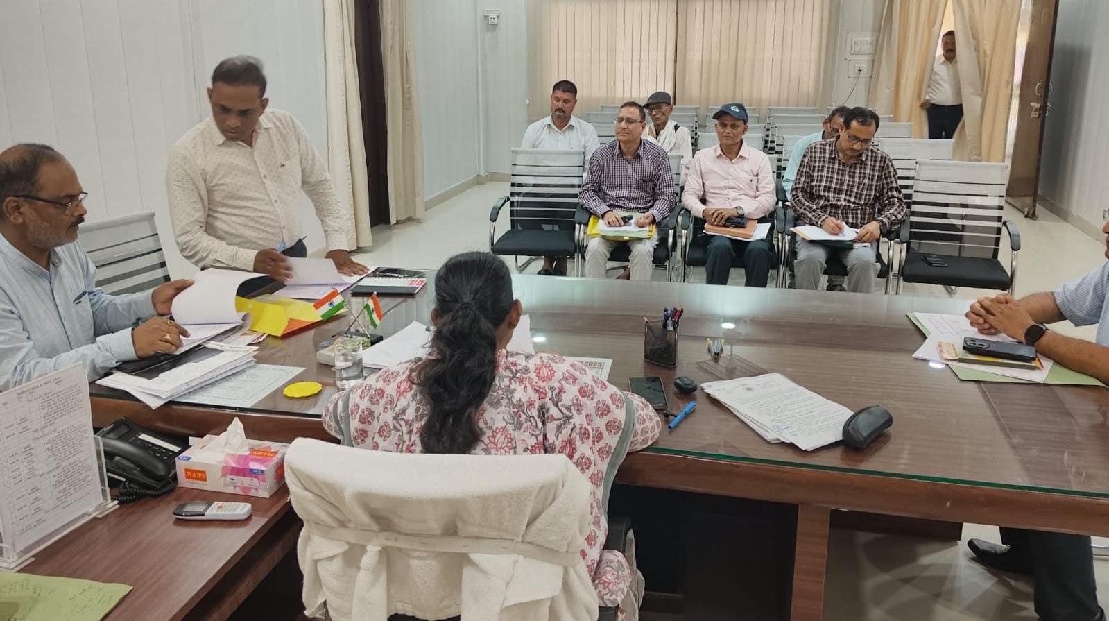 विधायक प्रकाश बोले: 'विज्ञान' ही भारत की असली शक्ति, छात्रों ने दिखाया नवाचार । विनोद मिश्रा बांदा। जिले के सरस्वती विद्या मंदिर इंटर कॉलेज, शास्त्री नगर का प्रांगण मंगलवार को विज्ञान के रंगों से सराबोर रहा। भारतीय शिक्षा समिति, कानपुर प्रांत द्वारा आयोजित 23वें प्रान्तीय विज्ञान मेले में जहां छात्रों की अद्भुत प्रतिभा और नवाचार झलकता दिखा, वहीं अतिथियों के संबोधन ने आयोजन को ऐतिहासिक बना दिया। विधायक प्रकाश दिवेदी ने छात्रों को संबोधित करते हुए कहा “विज्ञान प्रगति की शान है। आज की युवा पीढ़ी ही आधुनिक भारत की नींव है और भविष्य का भारत इन्हीं के सपनों और प्रयोगों पर खड़ा होगा।” उन्होंने कहा कि किसी भी देश की ताक़त केवल संसाधनों से नहीं, बल्कि विज्ञान और तकनीकी क्षमता से आँकी जाती है। मेले में छात्रों द्वारा प्रस्तुत किए गए विज्ञान मॉडल्स सबके आकर्षण का केंद्र बने। पर्यावरण संरक्षण, अक्षय ऊर्जा, जल संरक्षण और आधुनिक तकनीकी पर आधारित प्रयोगों ने उपस्थित लोगों को प्रभावित किया। हर मॉडल यह संदेश देता दिखा कि भारत का भविष्य वैज्ञानिक सोच से ही सुरक्षित और समृद्ध होगा। कार्यक्रम केवल विज्ञान तक ही सीमित नहीं रहा, बल्कि सांस्कृतिक प्रस्तुतियों ने भी सबका मन मोह लिया। गीत-संगीत और नृत्य की प्रस्तुतियों ने कार्यक्रम को जीवंत बना दिया और दर्शकों ने तालियों से छात्रों का उत्साह बढ़ाया। अतिथियों ने एक स्वर में कहा कि इस प्रकार के विज्ञान मेले केवल छात्रों को मंच ही नहीं देते, बल्कि उन्हें भविष्य की दिशा तय करने में भी मदद करते हैं। मेले ने यह साबित किया कि छोटे शहरों और कस्बों के बच्चे भी विज्ञान की दुनिया में बड़े बदलाव ला सकते हैं। इस अवसर पर प्रदेश निरीक्षक (कानपुर प्रांत) अयोध्या प्रसाद मिश्रा, जिला संघ चालक सुरेंद्र पाठक, ब्लॉक प्रमुख स्वर्ण सिंह, चेयरमैन मालती बासु, अजय दूबे (संभाग निरीक्षक कानपुर प्रांत), पूर्व चेयरमैन राजकुमार राज समेत कई गणमान्यजन मंचासीन रहे। विद्यालय परिवार, गुरुजन और बड़ी संख्या में छात्र-छात्राओं की मौजूदगी ने आयोजन को भव्य बना दिया।