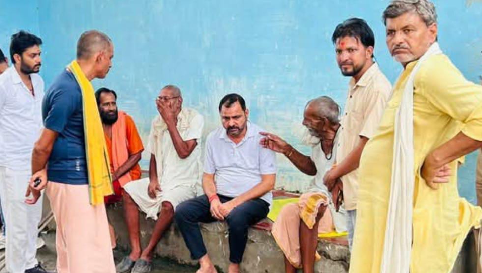 विधायक प्रकाश द्विवेदी का पैदल भ्रमण: बुज़ुर्गों से संवाद कर विकास योजनाओं की समीक्षा