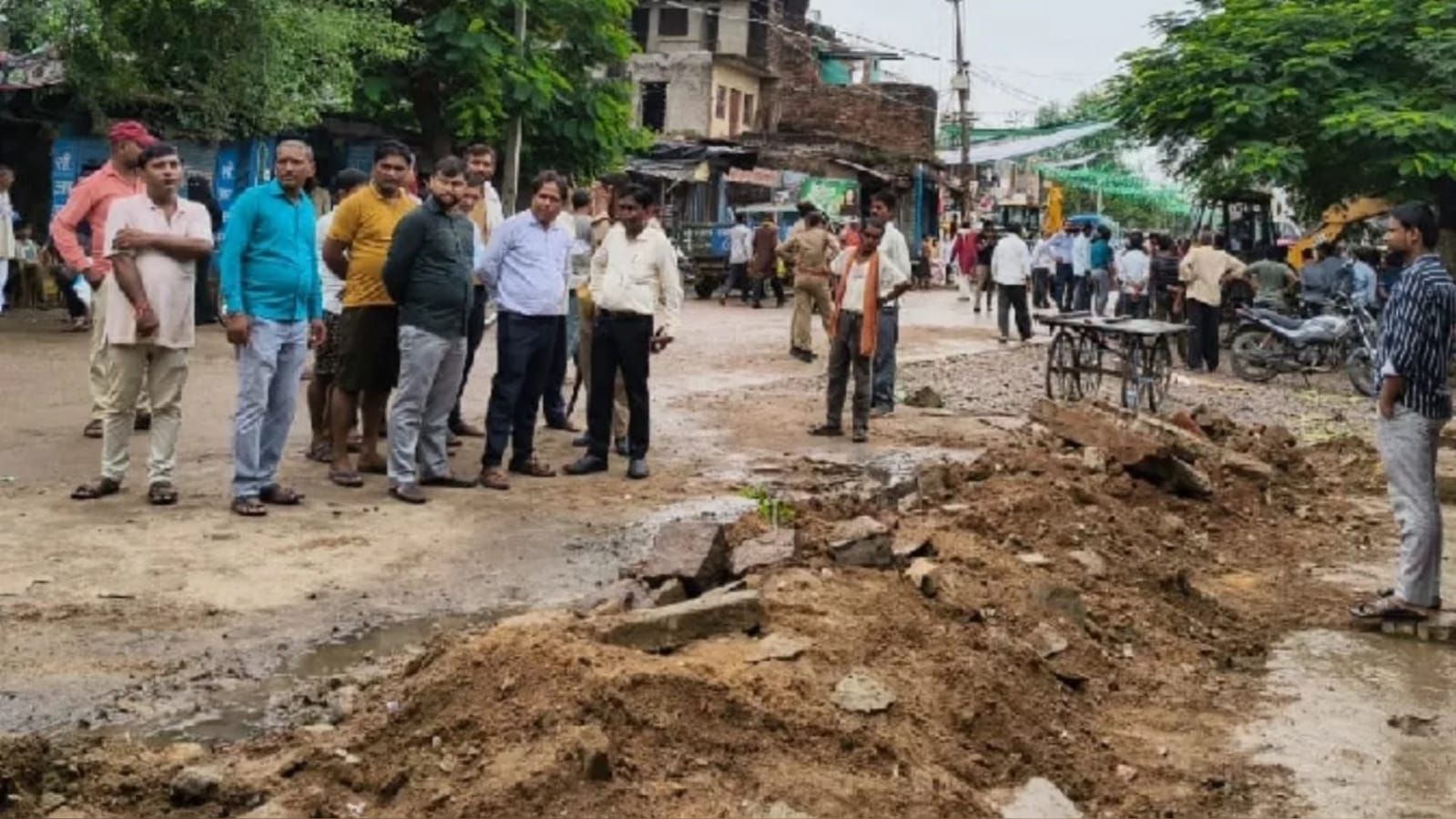 सड़क चौड़ीकरण पर प्रशासन ने दिखाई सख्ती: बुलडोजर देख मचा हड़कंप