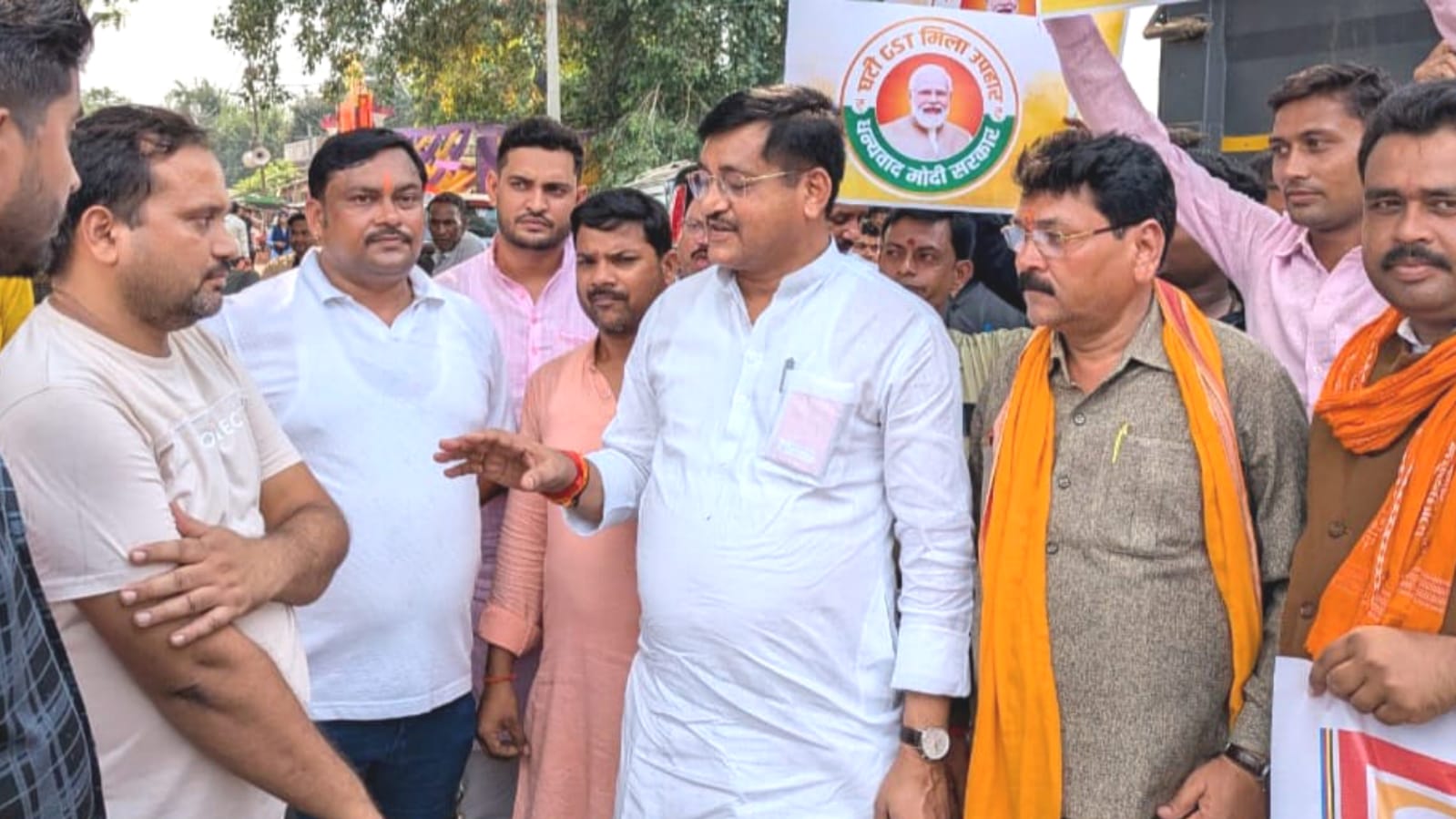 मंत्री और अध्यक्ष ने मनाई जीएसटी कटौती की खुशी: व्यापारियों को खिलाई मिठाई