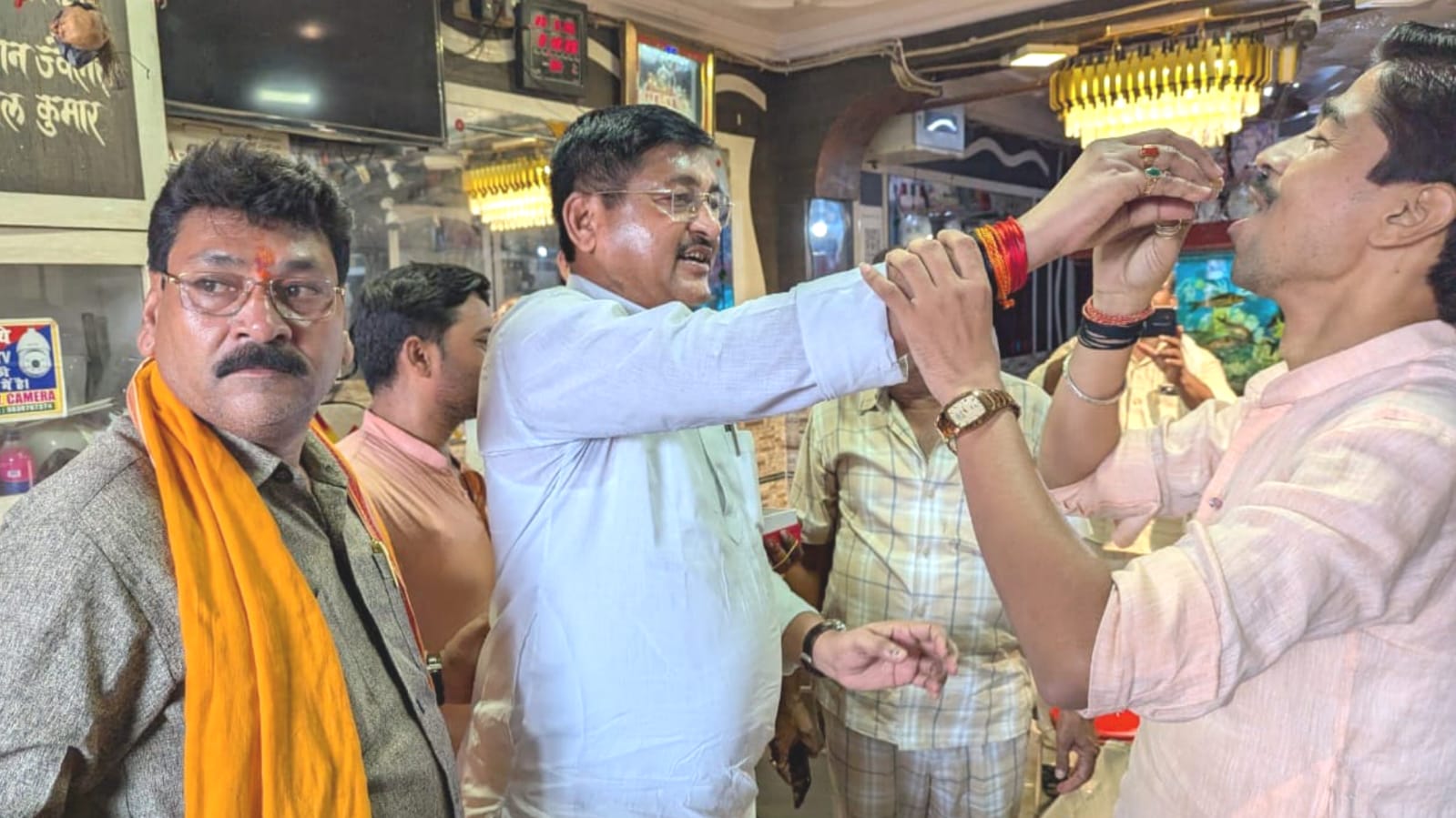 मंत्री और अध्यक्ष ने मनाई जीएसटी कटौती की खुशी: व्यापारियों को खिलाई मिठाई