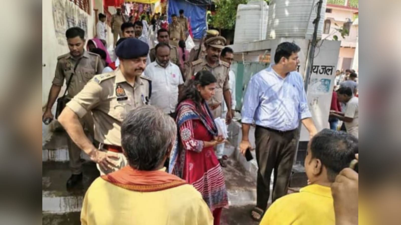 डीएम एवं एसपी द्वारा मां विंध्यवासिनी मंदिर का निरीक्षण: व्यवस्थायें दुरुस्त करने का निर्देश