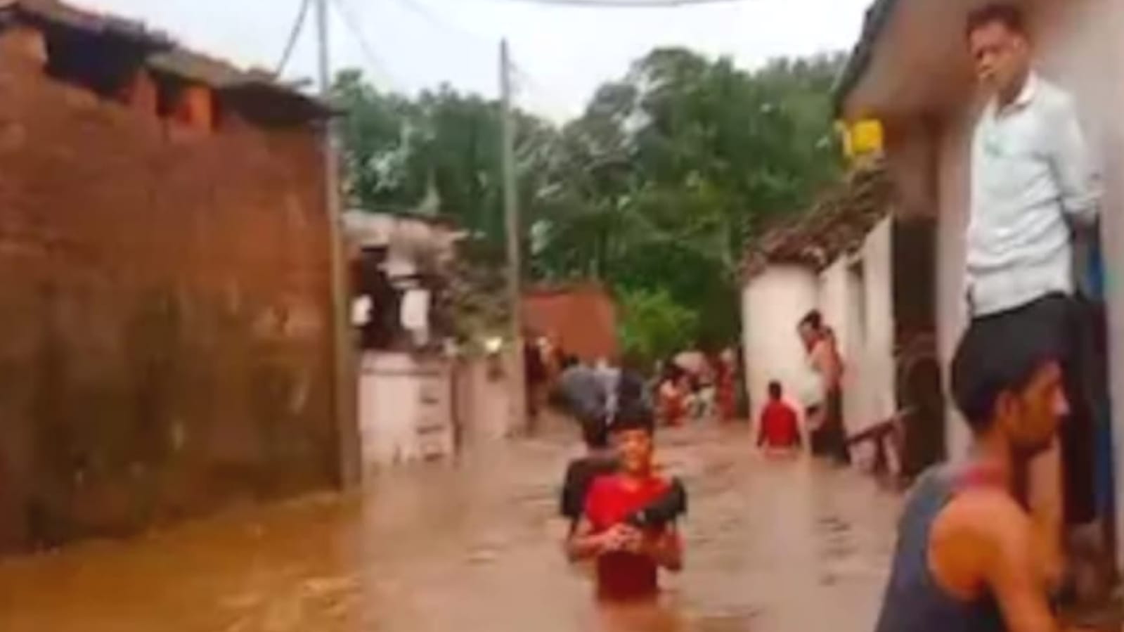 बुंदेलखंड को बारिश के कहर नें 'डसा' : बाढ़ एवं अतिवृष्टि के पाटों में मचा भीषण तबाही का मंजर