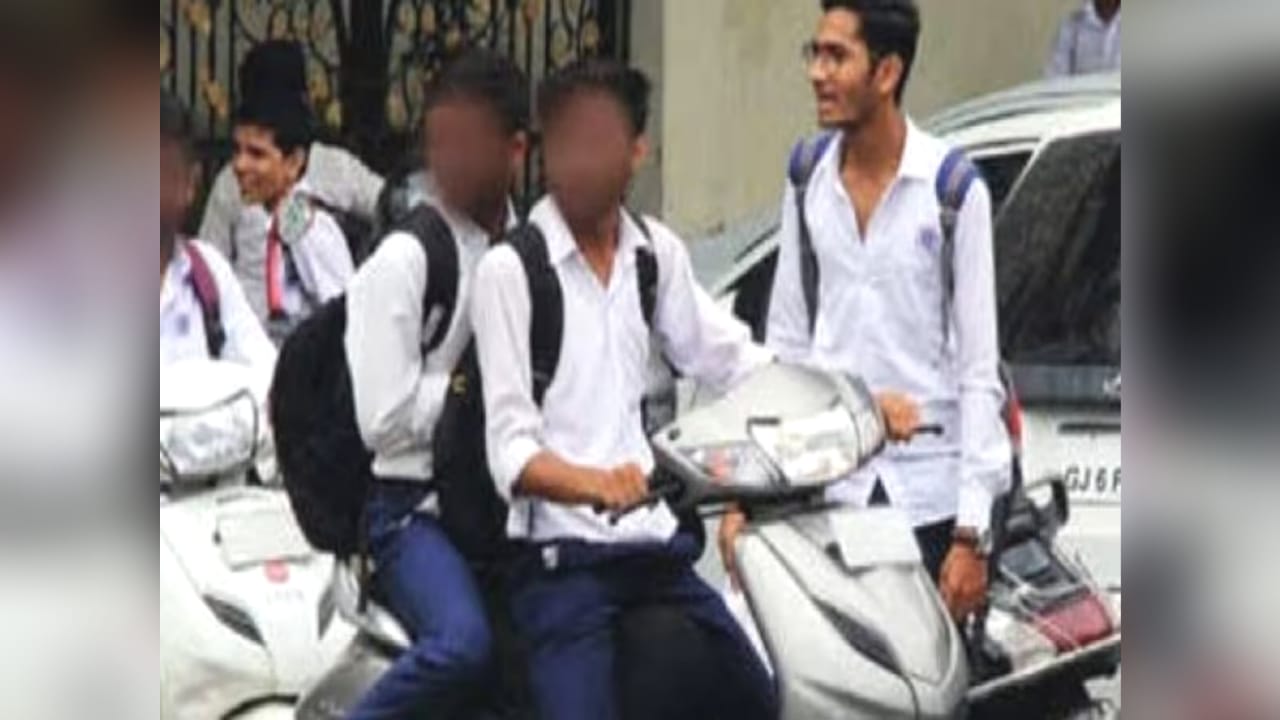 डीएम जे.रीभा का बड़ा कदम : कक्षा12वीं तक के छात्रों पर बाइक-स्कूटी चलाने पर लगा रोक