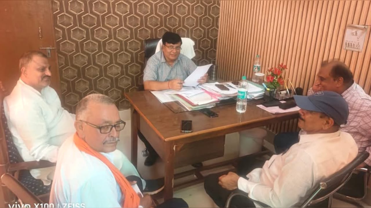 ब्लाक प्रमुख अरविंद मिश्रा की खाद वितरण पर सख्त निगरानी: किसानों को मिली राहत