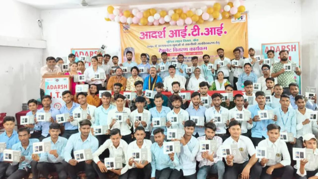 भाजपा अध्यक्ष कल्लू सिंह नें कहा डिजिटल शिक्षा से सशक्त होंगे विद्यार्थी: बांटा टेबलेट
