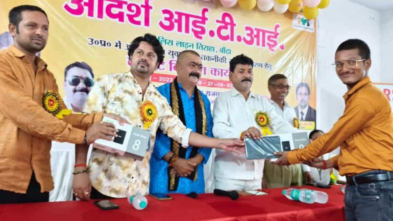 भाजपा अध्यक्ष कल्लू सिंह नें कहा डिजिटल शिक्षा से सशक्त होंगे विद्यार्थी: बांटा टेबलेट