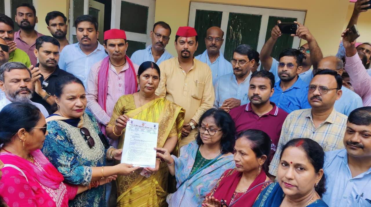 शिक्षक संघ का जोरदार प्रदर्शन : सांसद को सौंपा ज्ञापन, सेवा शर्तों में बदलाव पर जताया विरोध