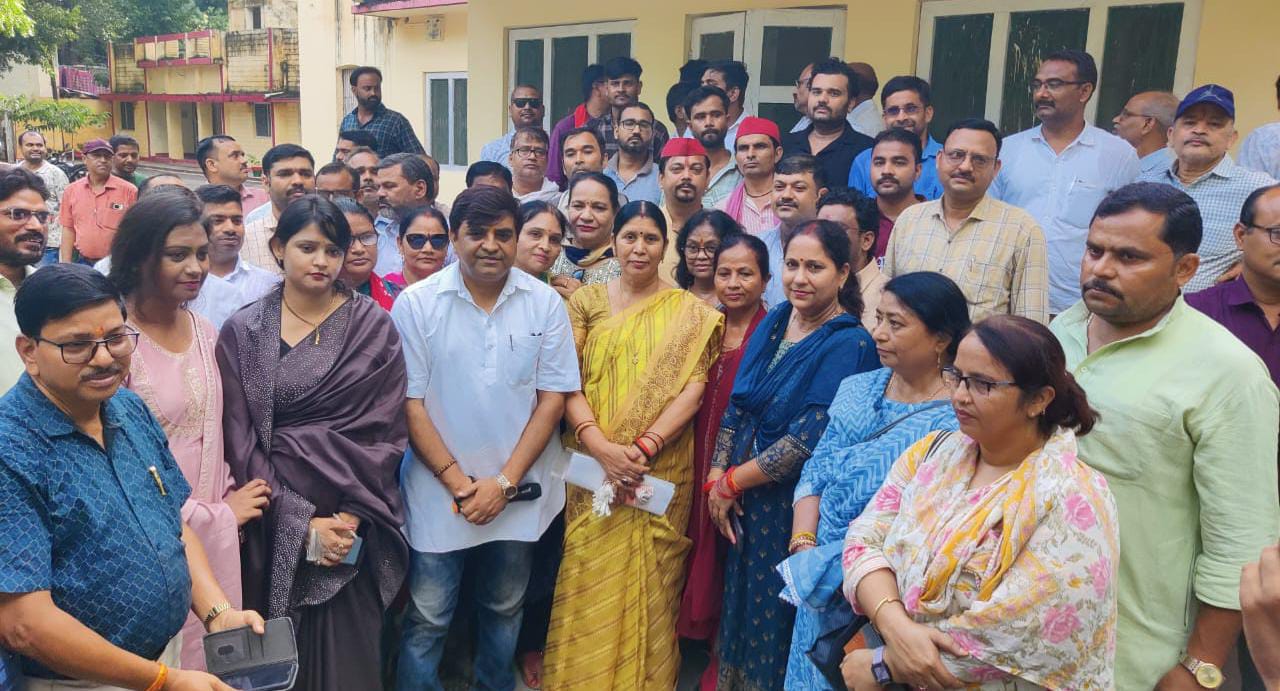 शिक्षक संघ का जोरदार प्रदर्शन : सांसद को सौंपा ज्ञापन, सेवा शर्तों में बदलाव पर जताया विरोध
