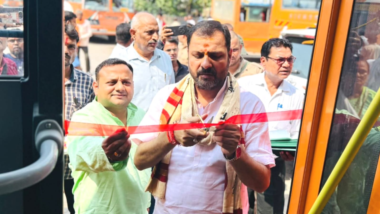 मंत्री और विधायक ने बांदा डिपो को दी सौगात: 28 मिनी और 4 एसी बसों को मिली हरी झंडी