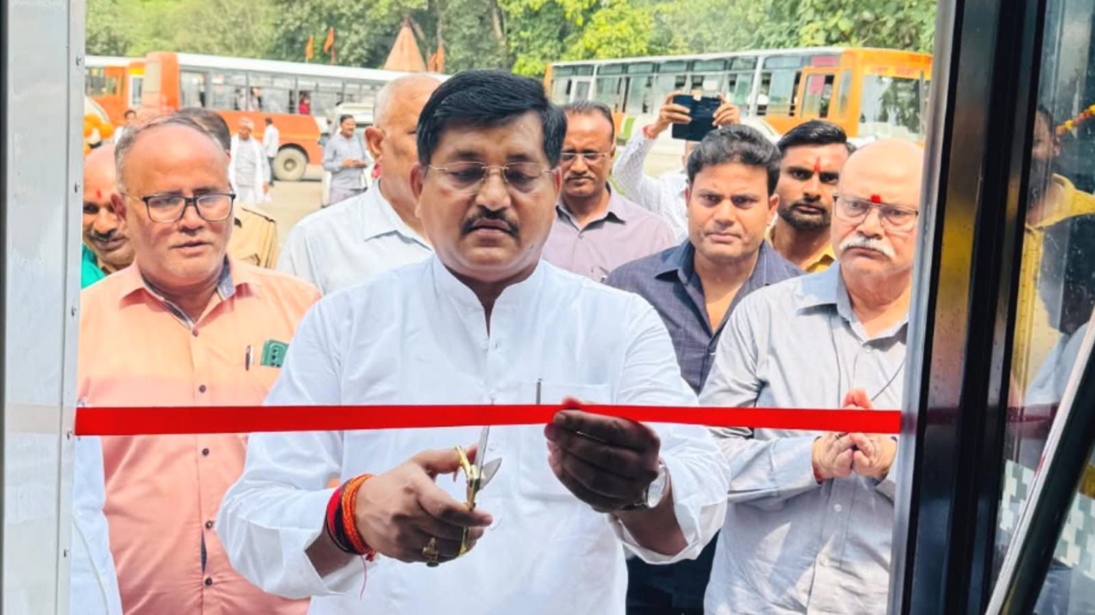 मंत्री और विधायक ने बांदा डिपो को दी सौगात: 28 मिनी और 4 एसी बसों को मिली हरी झंडी