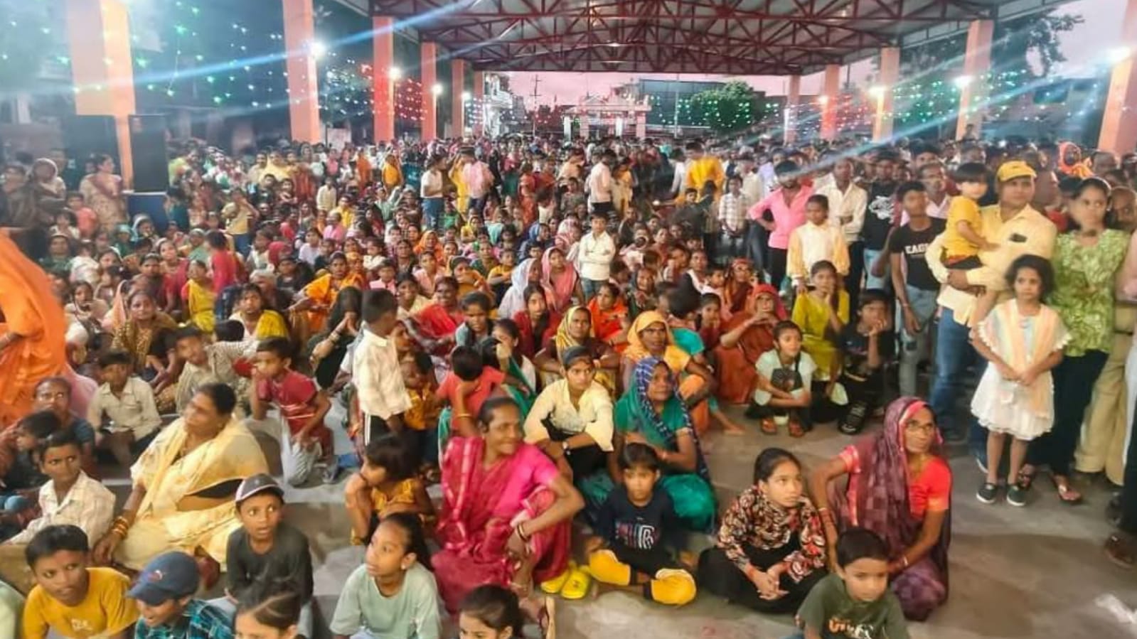 अलीगंज रामलीला मैदान में गूंजे जय श्रीराम के नारे: रावण वध देख तालियों से गूंजा मैदान