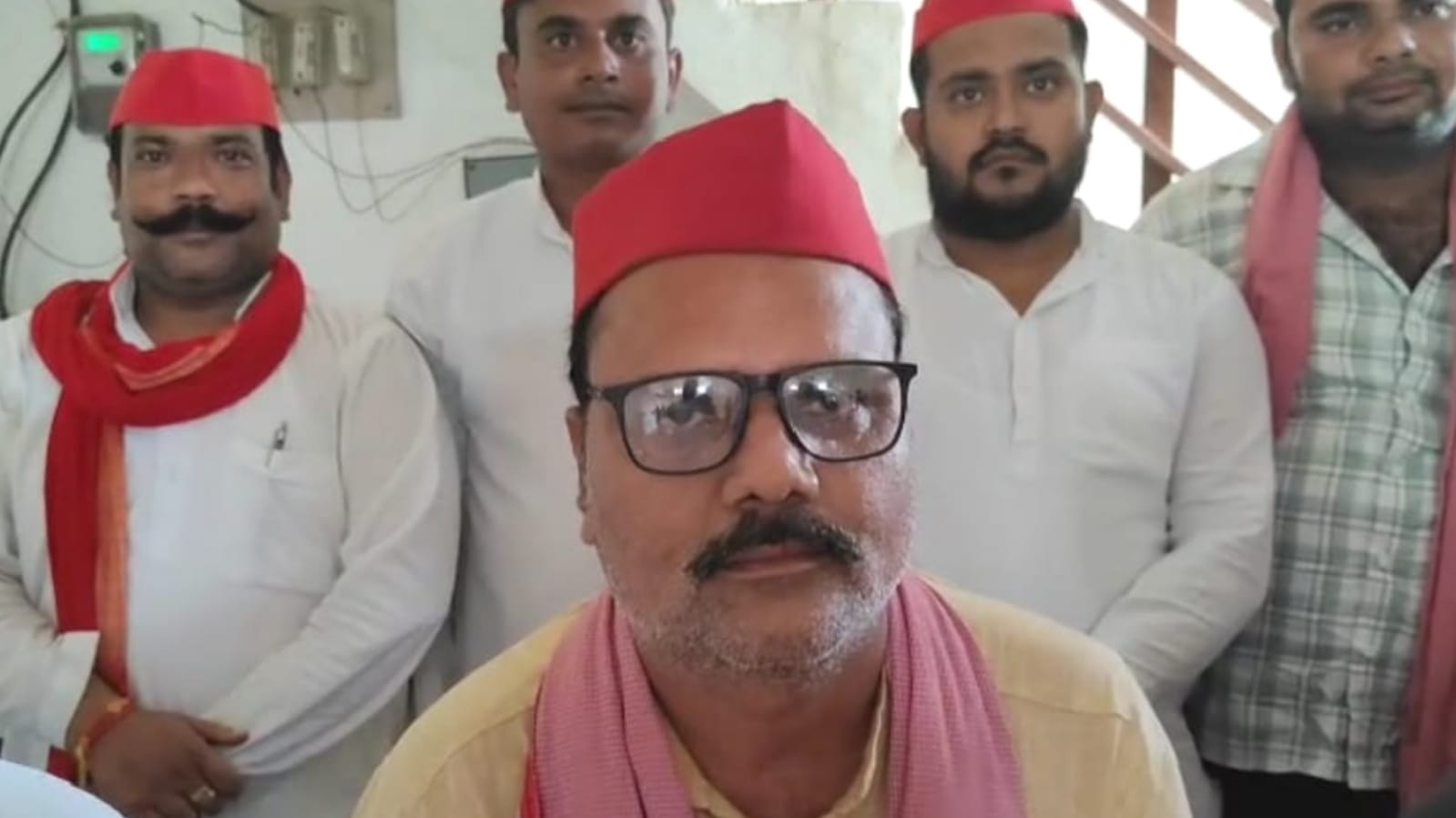सपा में बगावत की आग: सांसद व जिलाध्यक्ष पर भाजपा से मिलीभगत का आरोप