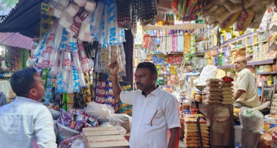 नगर पालिका का चला चाबुक: दुकानदारों पर जुर्माना, 5 किलो प्रतिबंधित पॉलीथिन जब्त