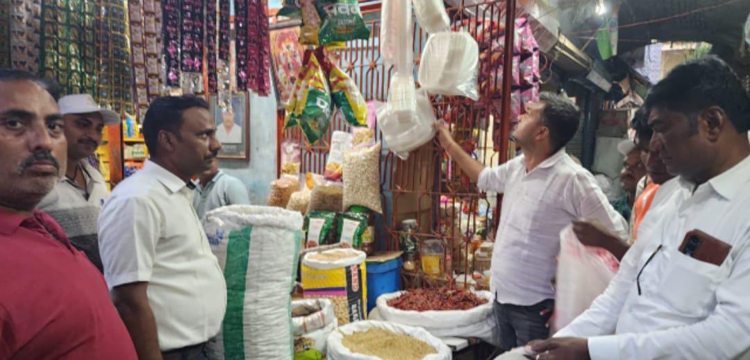 नगर पालिका का चला चाबुक: दुकानदारों पर जुर्माना, 5 किलो प्रतिबंधित पॉलीथिन जब्त