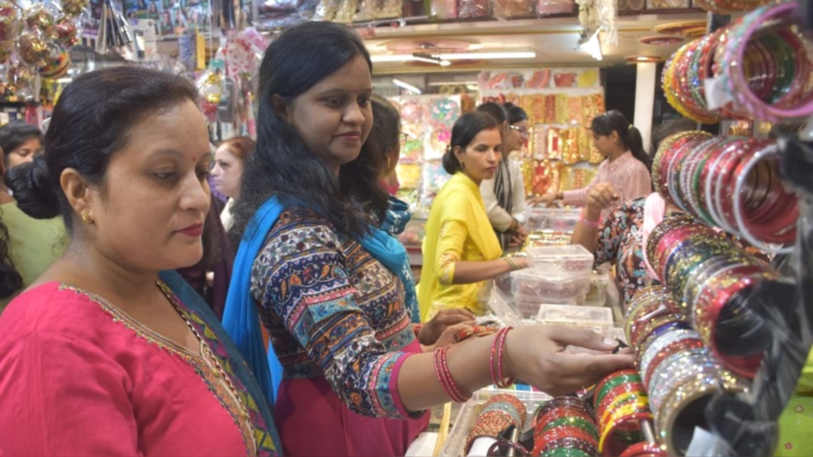 करवाचौथ की रौनक से चमका बांदा: सजनी के सोलह श्रृंगार ने बाजारों में भर दी जान
