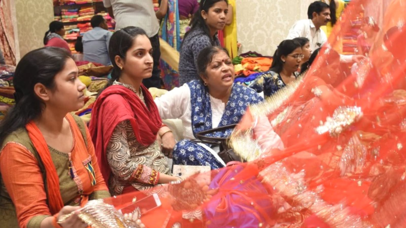 करवाचौथ की रौनक से चमका बांदा: सजनी के सोलह श्रृंगार ने बाजारों में भर दी जान