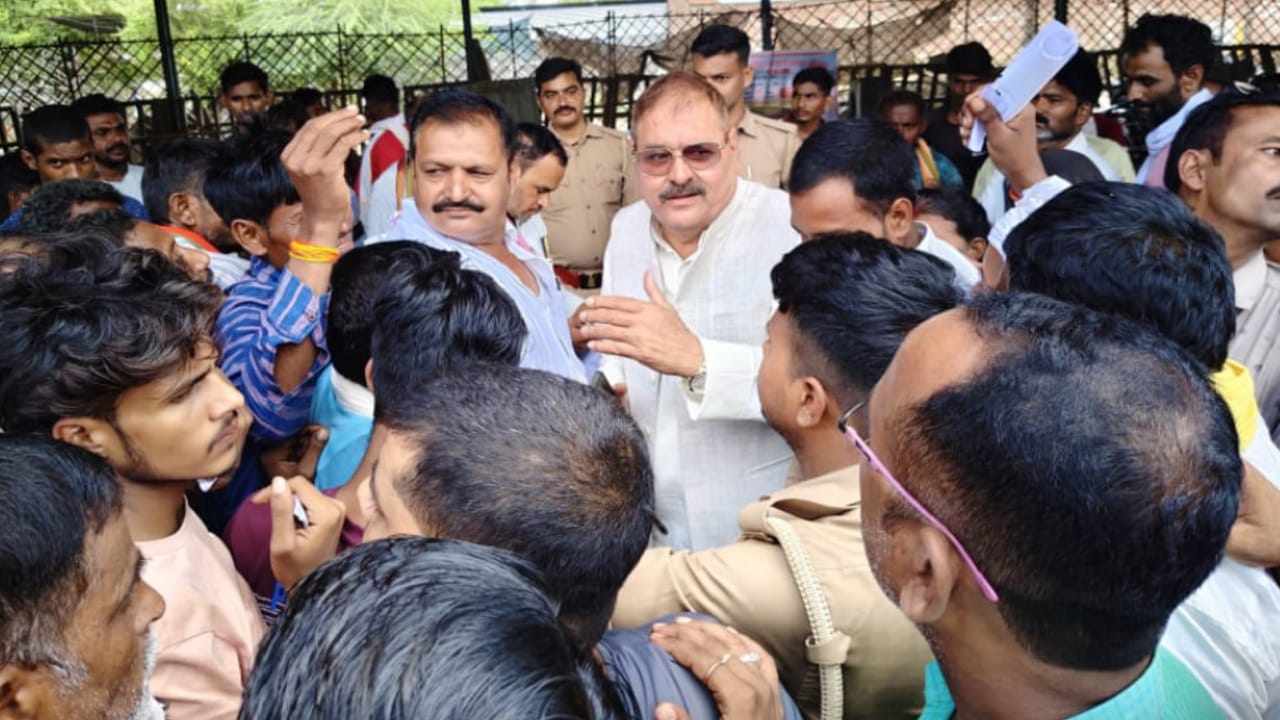 विधायक विशम्भर का फूटा गुस्सा: अधिकारियों को फटकार, किसानों को दिलाई खाद