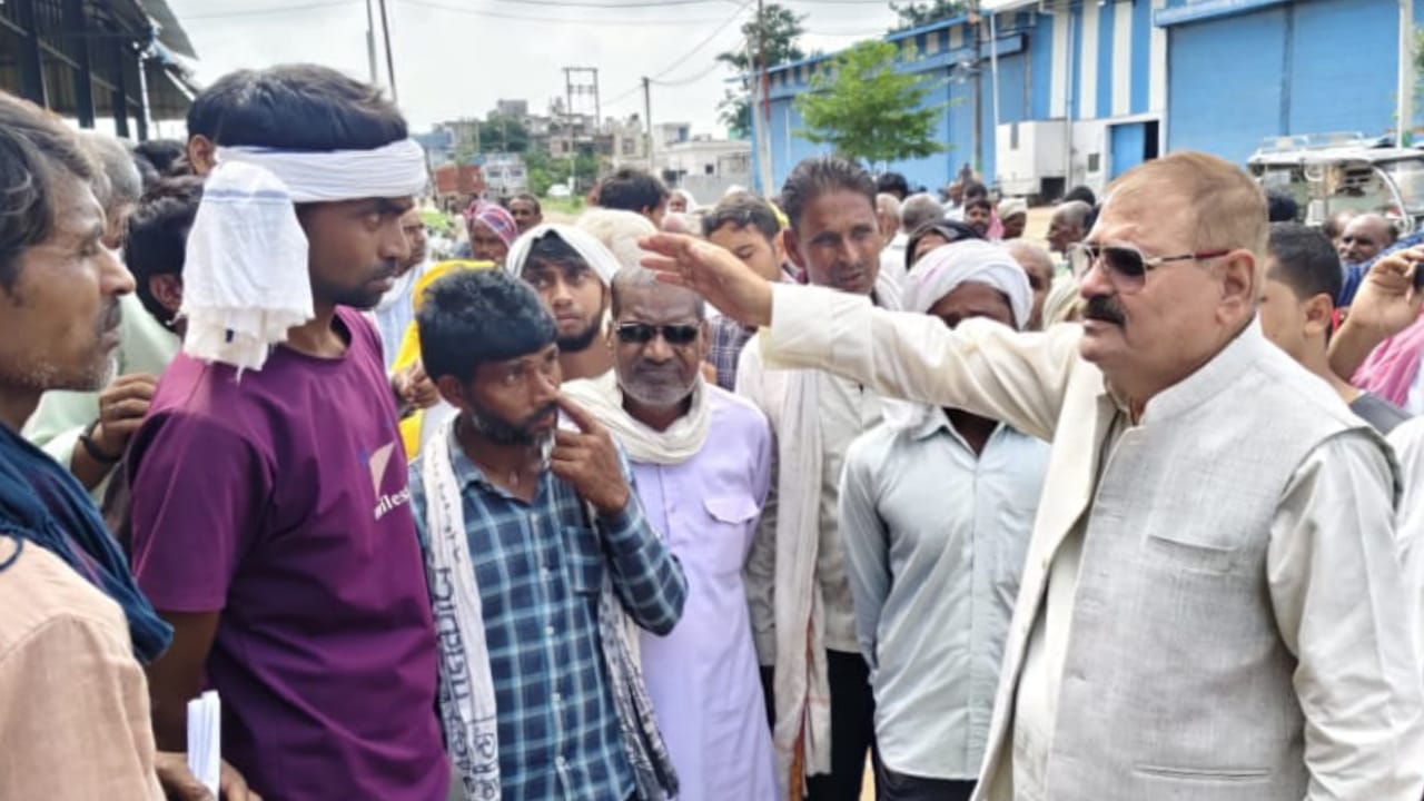 विधायक विशम्भर का फूटा गुस्सा: अधिकारियों को फटकार, किसानों को दिलाई खाद