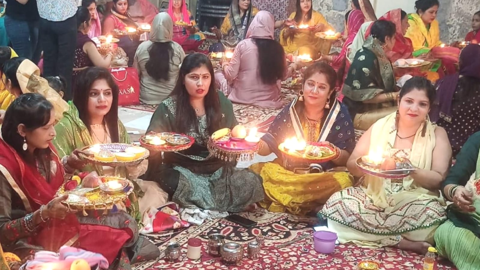 करवा चौथ पूजा में खूब बजा यह गीत: बुरा हो भला हो कैसा भी हो, मेरा पती तो देवता है