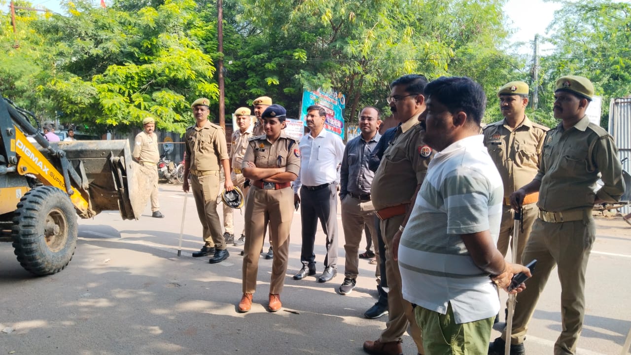 प्रशासन का गरजा बुलडोजर: सड़कों से अवैध कब्जों का हुआ सफाया, दुकानदारों में हड़कंप