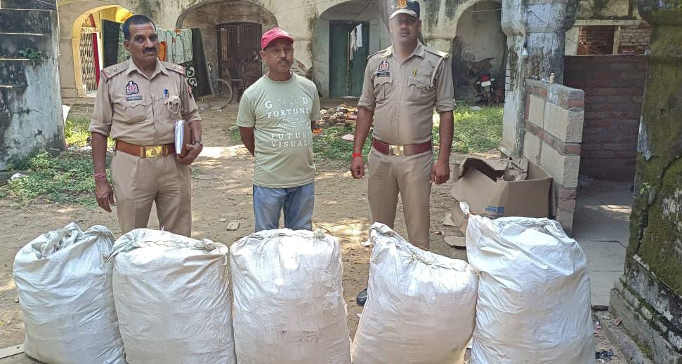 ब्यूटी पार्लर बना विस्फोटक गोदाम: पुलिस की छापेमारी में डेढ़ कुंतल अवैध पटाखे बरामद