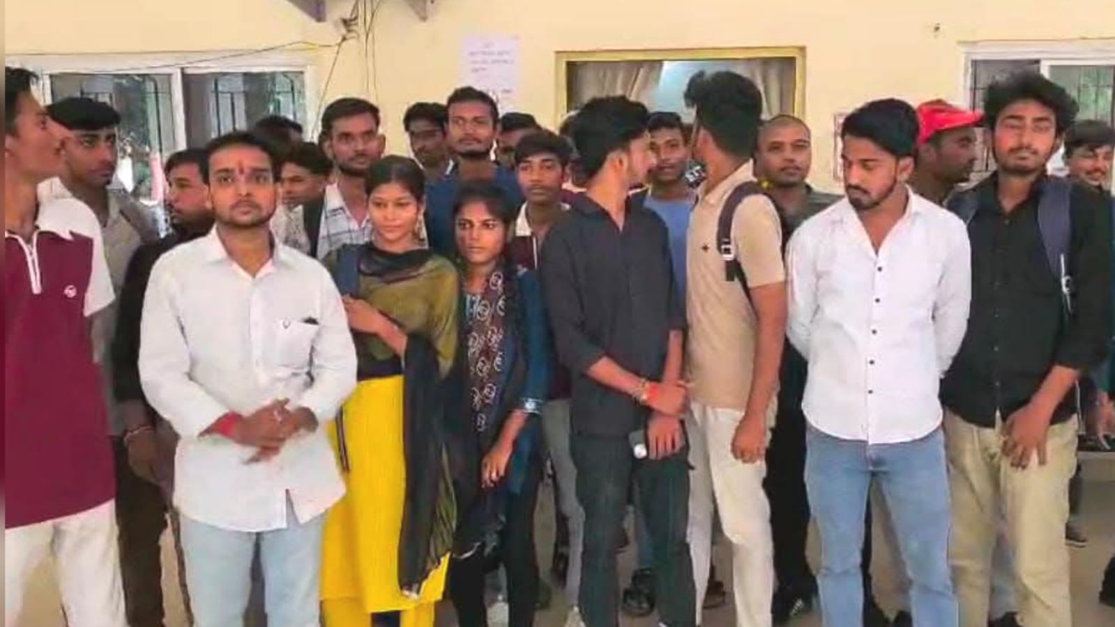 भ्रष्टाचार का ‘एडमिशन’: प्राचार्य की मिलीभगत छात्रों से अवैध वसूली, डीएम को सौंपा ज्ञापन