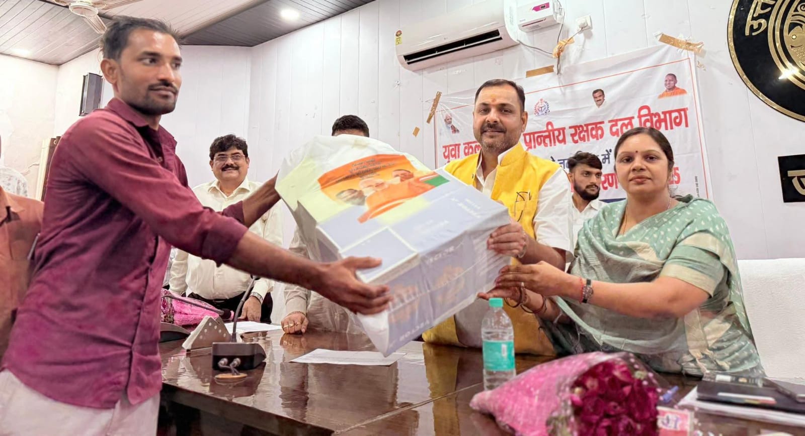 विधायक प्रकाश व अध्यक्ष मालती द्वारा युवाओं का प्रोत्साहन: बांटी खेल सामग्री