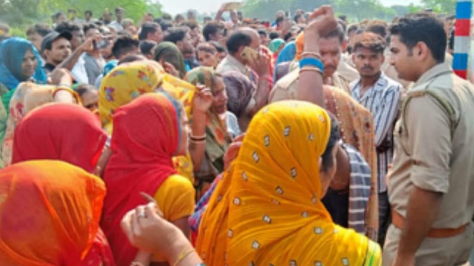 दर्दनाक हादसा: ट्रक की चपेट में आई छात्रा की मौत, ग्रामीणों नें लगाया जाम