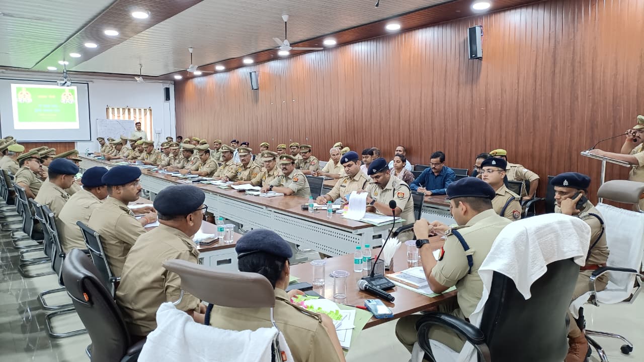 एसपी पलाश का सभी थानों को कड़े निर्देश: शांति-व्यवस्था पर रहे निगाह, हर थाने में बढ़ी चौकसी