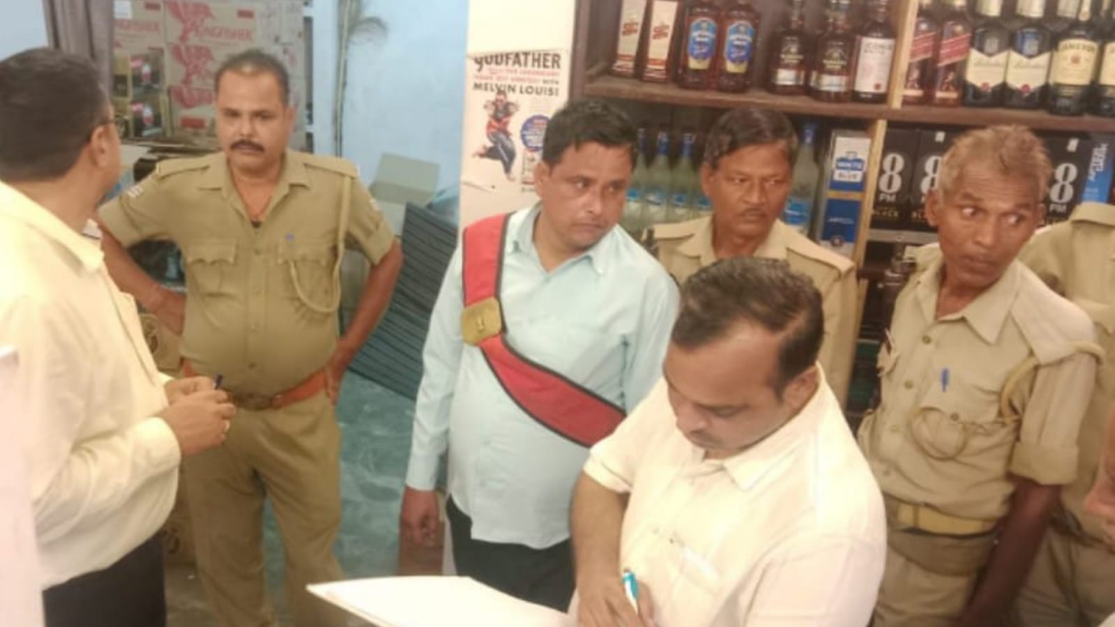 आबकारी अधिकारी धर्मेंद्र की तीसरे दिन भी 'ताबड़तोड़' कार्रवाई: 16 लीटर अवैध शराब बरामद
