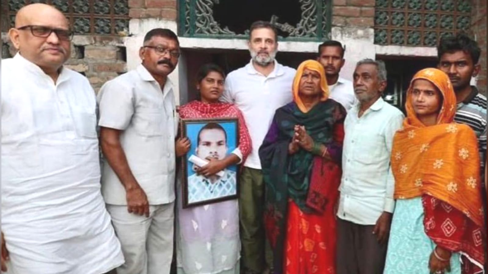 राहुल गांधी के फतेहपुर दौरे में राजेश दीक्षित ने निभाई 'अहम' भूमिका: परिजनों से जताई 'संवेदना'