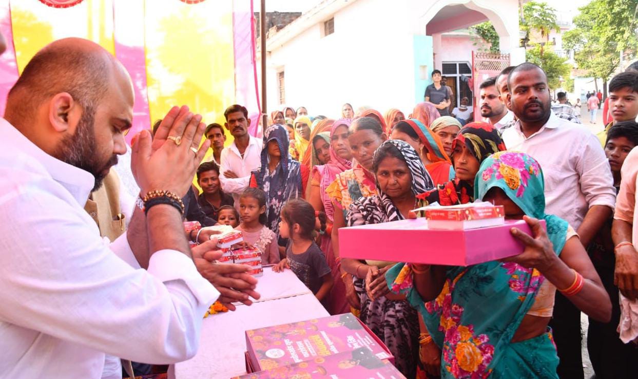प्रवीण सिंह की 'दरियादिली' से जगमगाई दीपावली: बुंदेलखंड यूथ फाउंडेशन ने 'बाटी ख़ुशी'