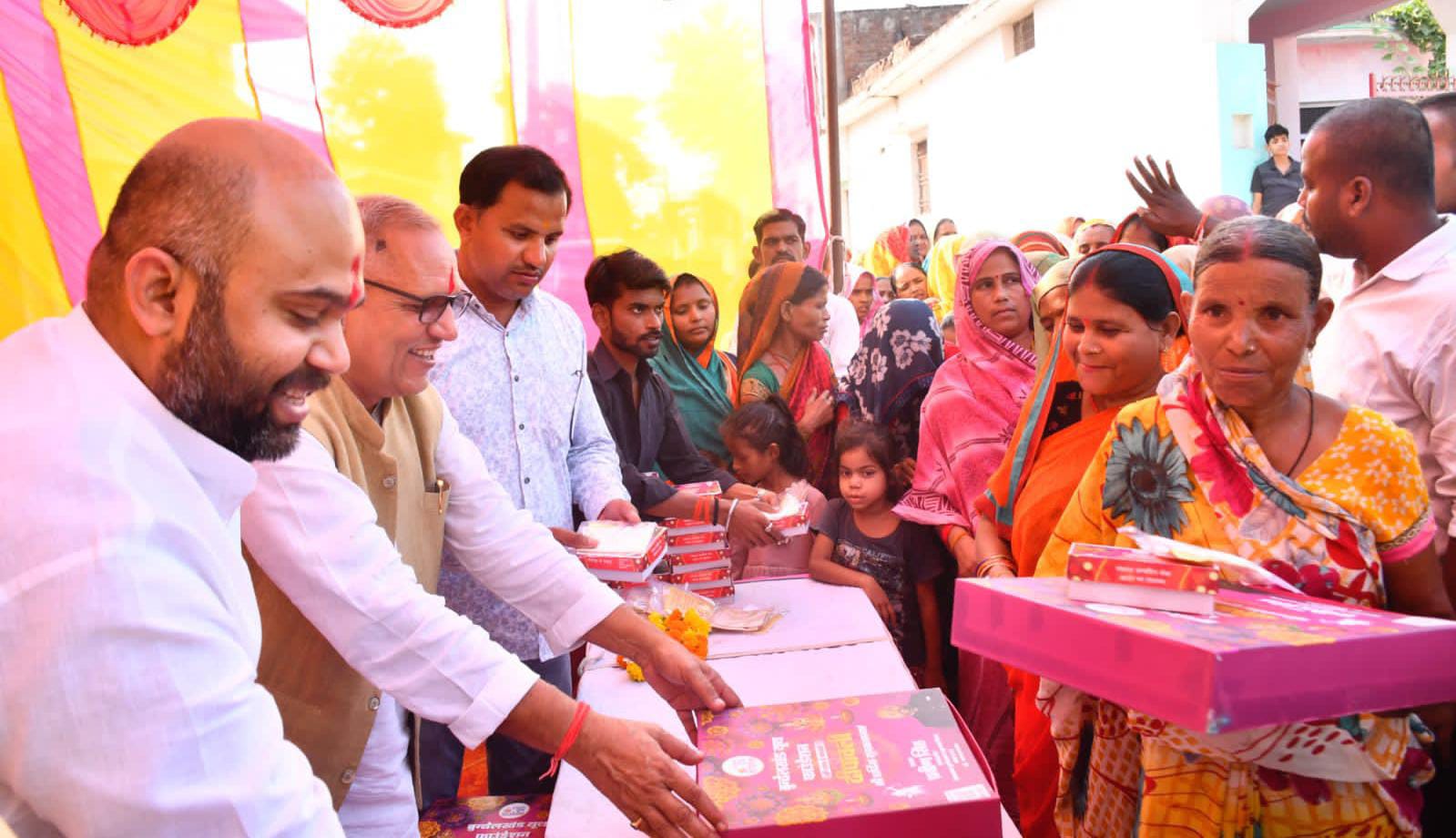 प्रवीण सिंह की 'दरियादिली' से जगमगाई दीपावली: बुंदेलखंड यूथ फाउंडेशन ने 'बाटी ख़ुशी'