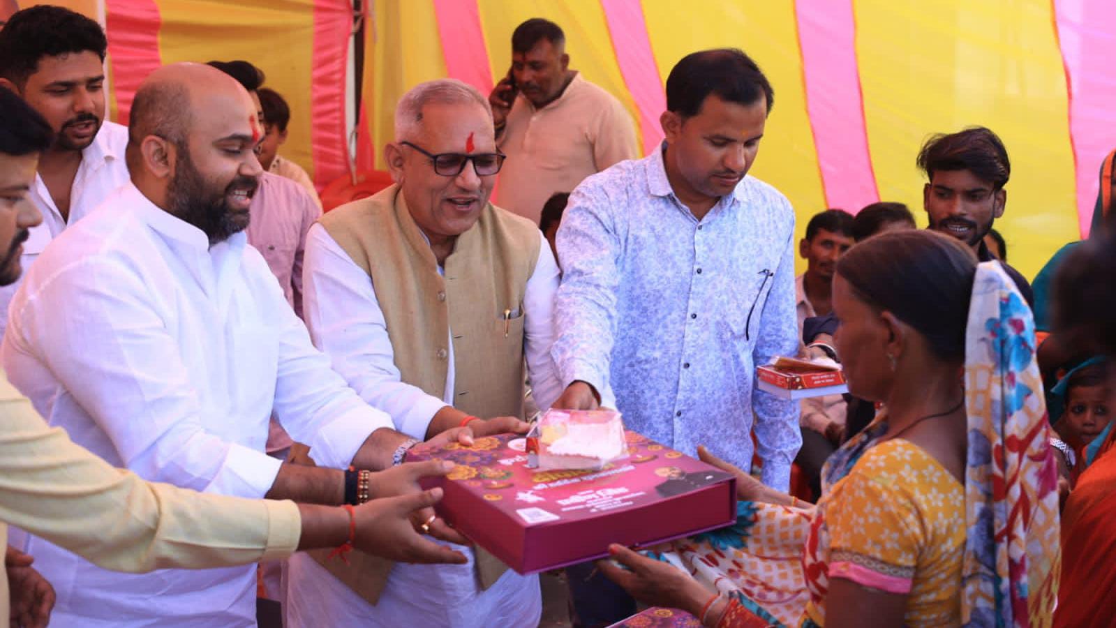 प्रवीण सिंह की 'दरियादिली' से जगमगाई दीपावली: बुंदेलखंड यूथ फाउंडेशन ने 'बाटी ख़ुशी'