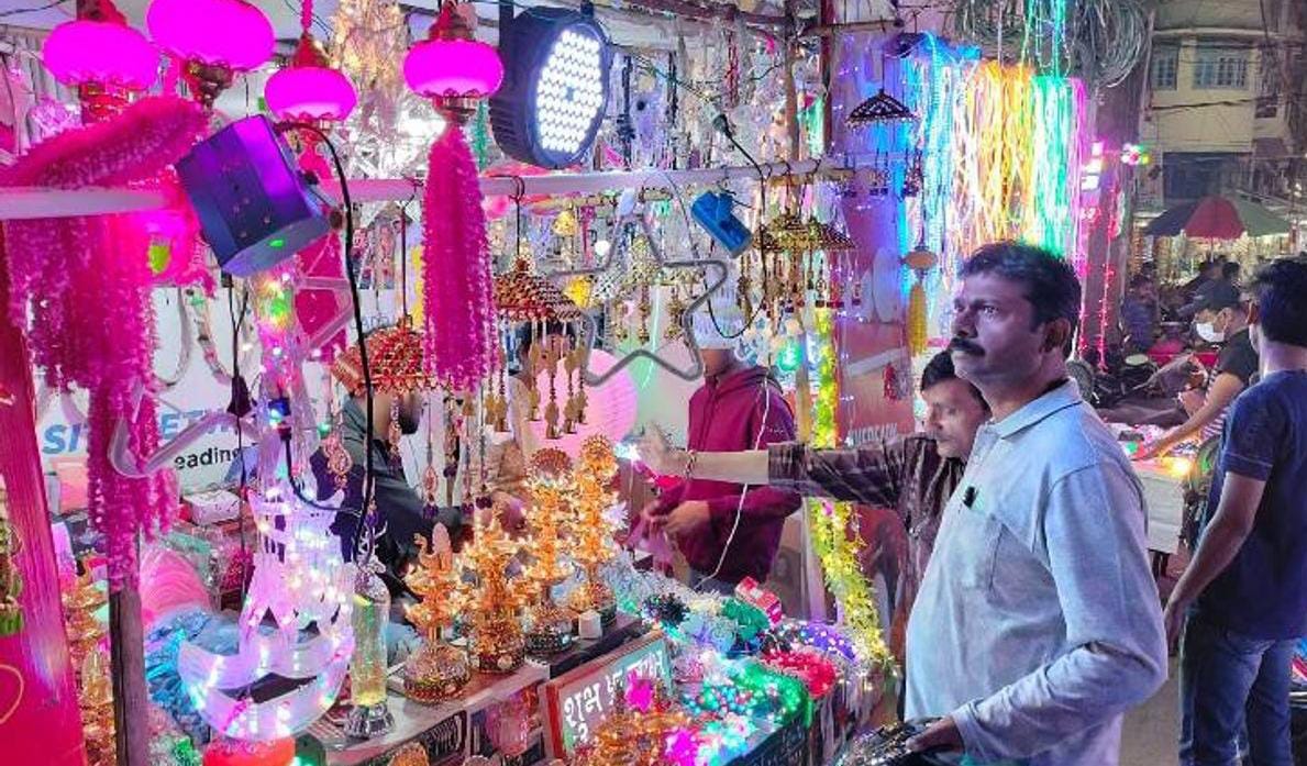 रंग-बिरंगी रोशनी के संग खुशहाली: दीपावली में झूमरों और झालरों ने सजा बांदा का बाजार