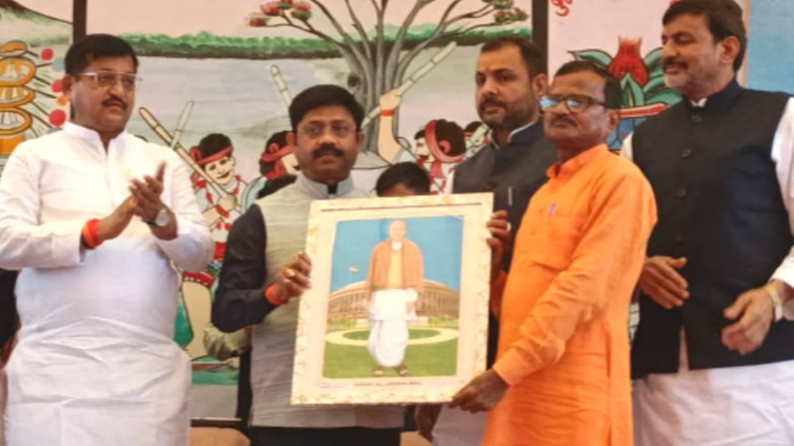 मंत्री नंदी द्वारा 'लौहपुरुष' की प्रतिमा का अनावरण: एकता, अखंडता व राष्ट्रभक्ति का दिखा संगम